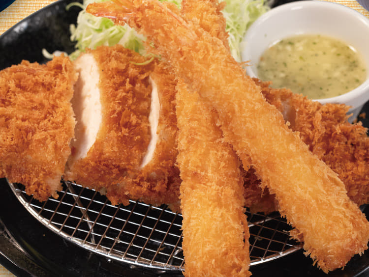“肉厚”チキン“むね”かつ&海老フライ2尾定食
