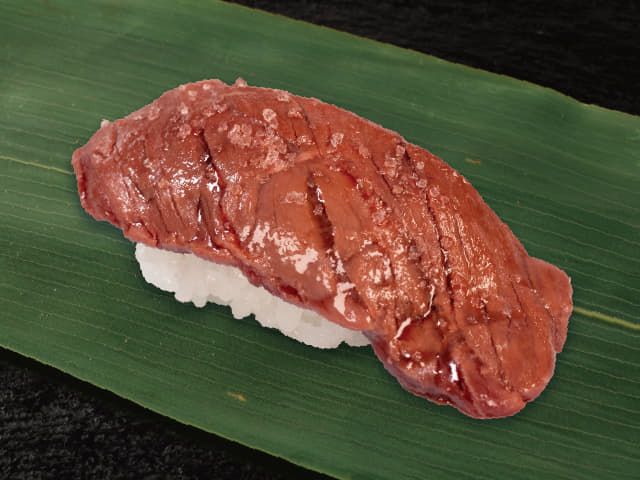 クジラ肉炙り岩塩(１貫)